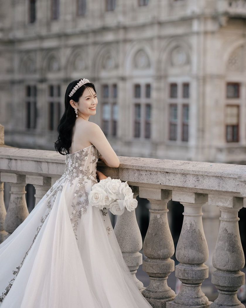 どんな顔の形でも似合う万能ティアラ♡Ivory&Coの［アレクサンドラ］を着用のリアル花嫁コーデ集にて紹介している画像