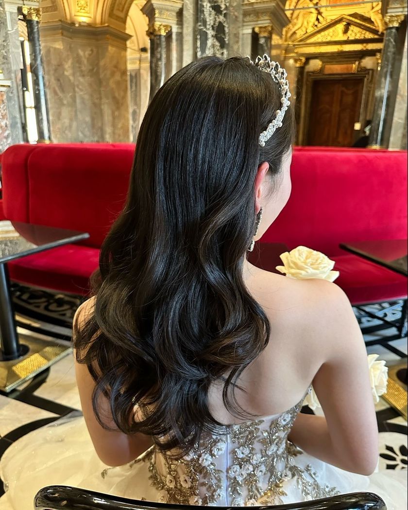 どんな顔の形でも似合う万能ティアラ♡Ivory&Coの［アレクサンドラ］を着用のリアル花嫁コーデ集にて紹介している画像