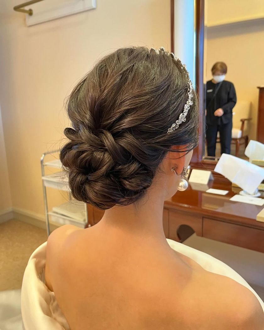 どんな顔の形でも似合う万能ティアラ♡Ivory&Coの［アレクサンドラ］を着用のリアル花嫁コーデ集にて紹介している画像