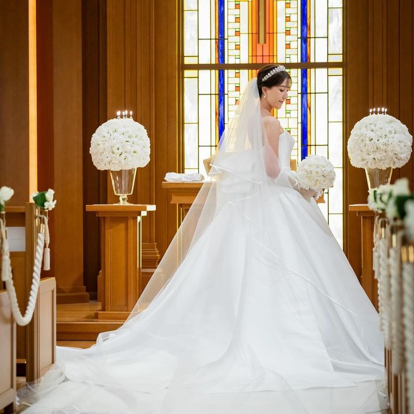 どんな顔の形でも似合う万能ティアラ♡Ivory&Coの［アレクサンドラ］を着用のリアル花嫁コーデ集にて紹介している画像