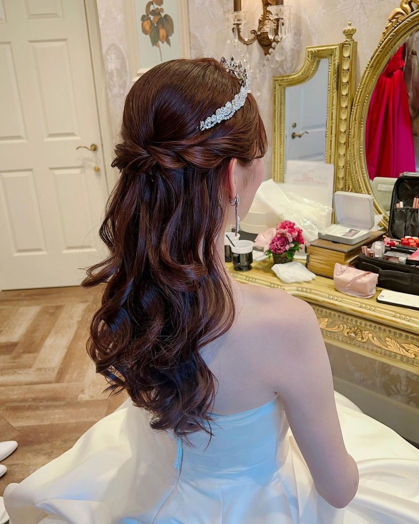 どんな顔の形でも似合う万能ティアラ♡Ivory&Coの［アレクサンドラ］を着用のリアル花嫁コーデ集にて紹介している画像