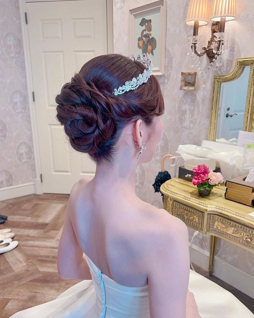 どんな顔の形でも似合う万能ティアラ♡Ivory&Coの［アレクサンドラ］を着用のリアル花嫁コーデ集にて紹介している画像