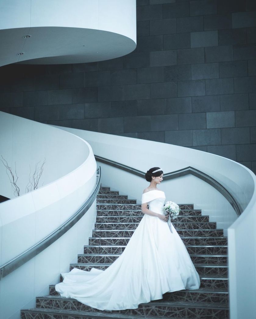 どんな顔の形でも似合う万能ティアラ♡Ivory&Coの［アレクサンドラ］を着用のリアル花嫁コーデ集にて紹介している画像