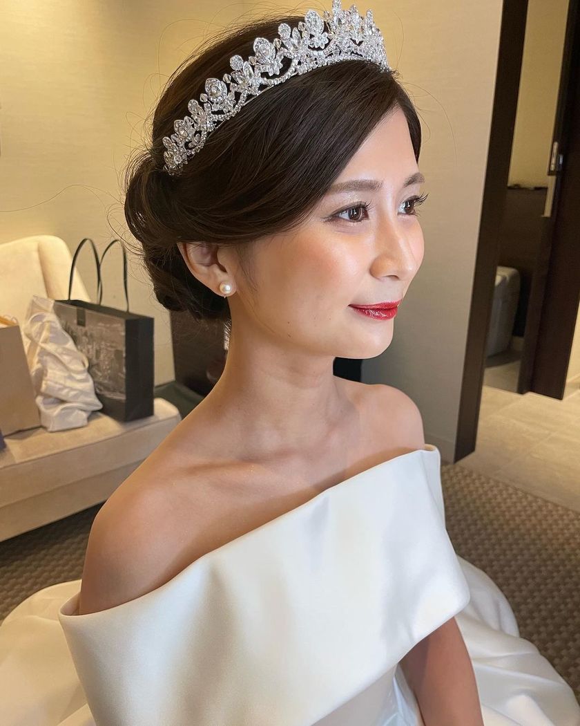 どんな顔の形でも似合う万能ティアラ♡Ivory&Coの［アレクサンドラ］を着用のリアル花嫁コーデ集にて紹介している画像