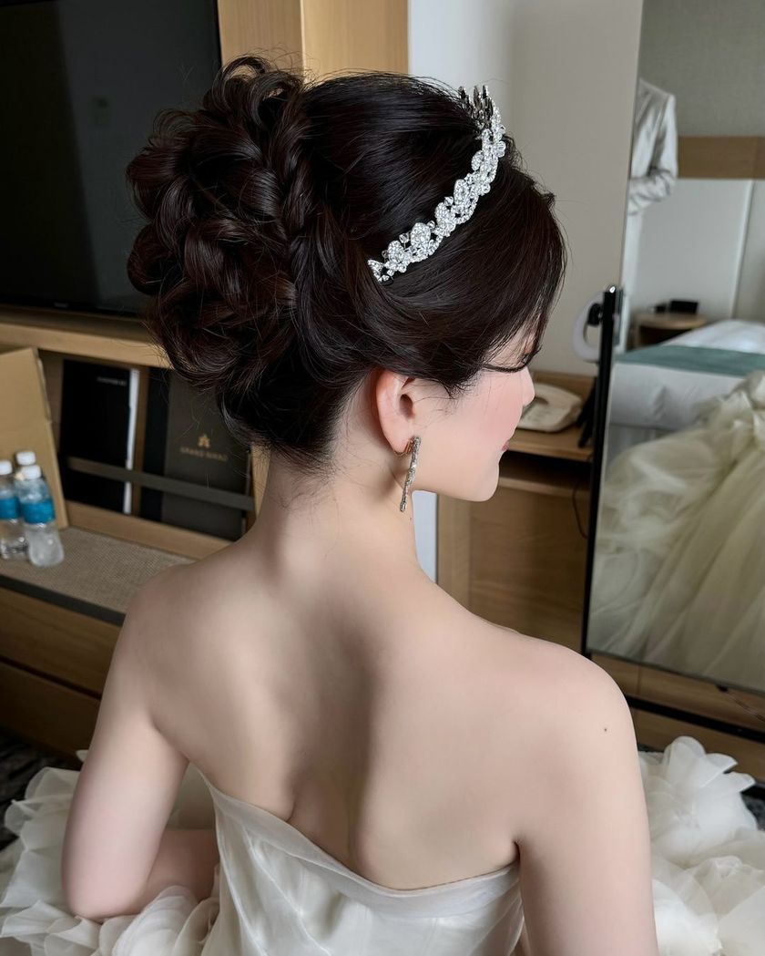 どんな顔の形でも似合う万能ティアラ♡Ivory&Coの［アレクサンドラ］を着用のリアル花嫁コーデ集にて紹介している画像