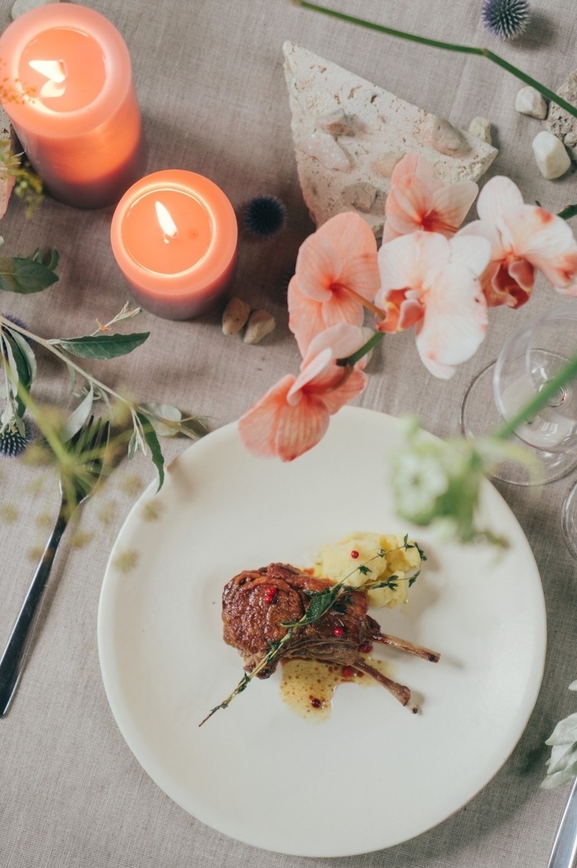 Recent Trends! Learn Table Arrangements Using "Stones and Rocks" from Stylish Florists 🪨🥝🍇🌼にて紹介している画像