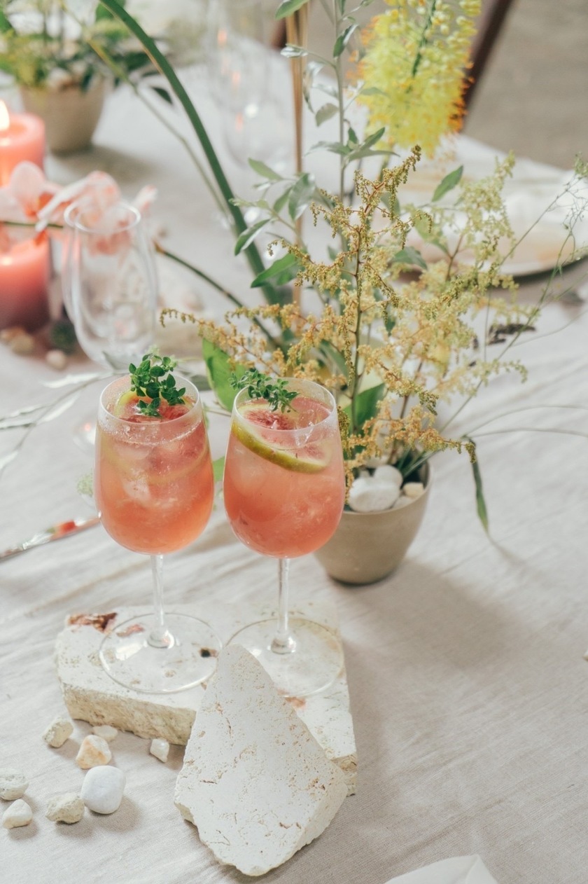 Recent Trends! Learn Table Arrangements Using "Stones and Rocks" from Stylish Florists 🪨🥝🍇🌼にて紹介している画像