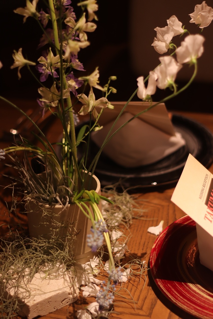 Recent Trends! Learn Table Arrangements Using "Stones and Rocks" from Stylish Florists 🪨🥝🍇🌼にて紹介している画像