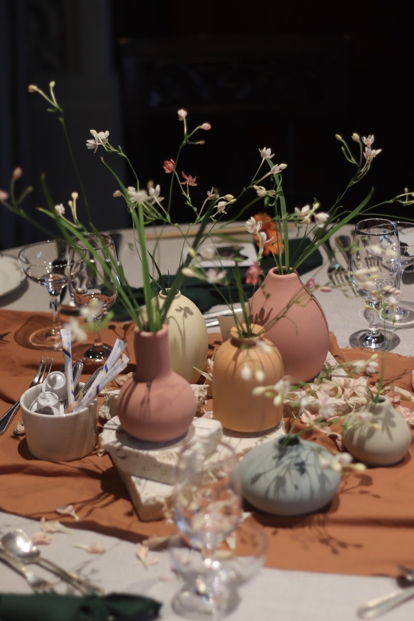 Recent Trends! Learn Table Arrangements Using "Stones and Rocks" from Stylish Florists 🪨🥝🍇🌼にて紹介している画像