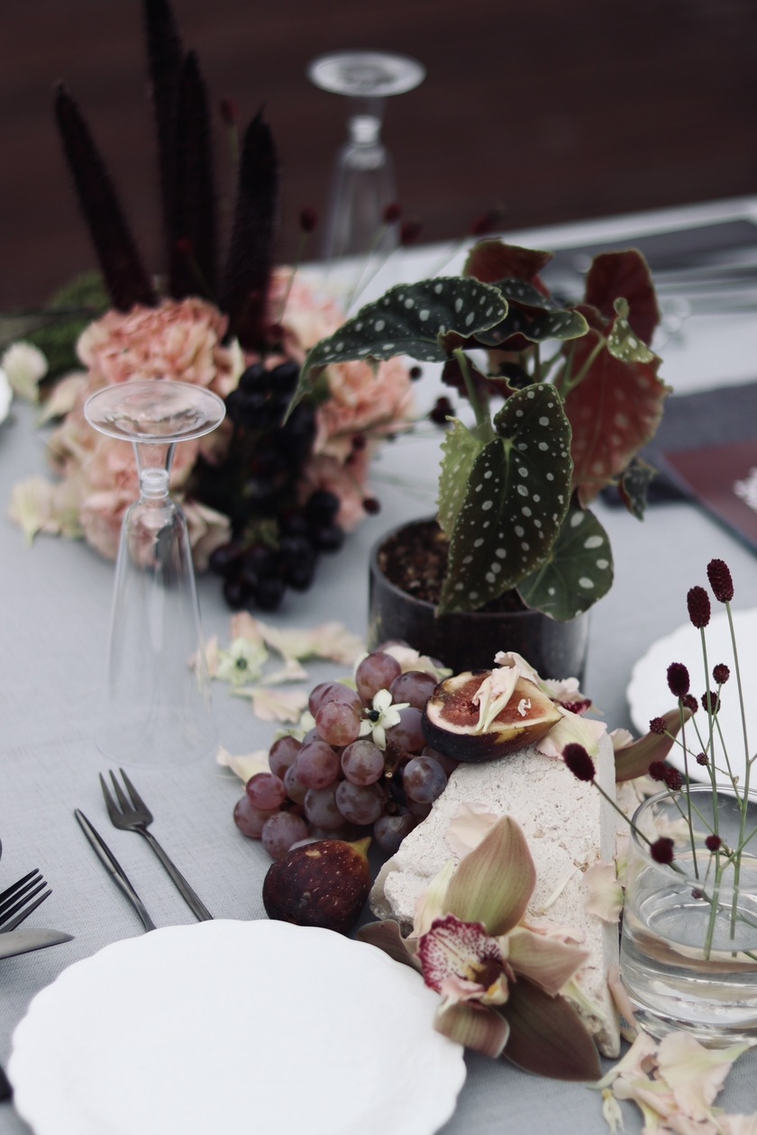 Recent Trends! Learn Table Arrangements Using "Stones and Rocks" from Stylish Florists 🪨🥝🍇🌼にて紹介している画像
