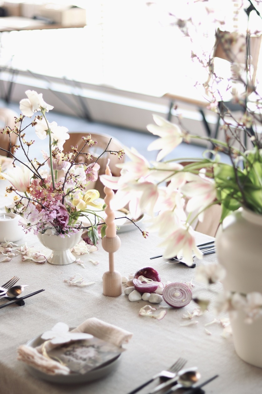 Recent Trends! Learn Table Arrangements Using "Stones and Rocks" from Stylish Florists 🪨🥝🍇🌼にて紹介している画像
