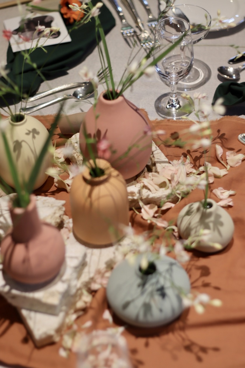 Recent Trends! Learn Table Arrangements Using "Stones and Rocks" from Stylish Florists 🪨🥝🍇🌼にて紹介している画像