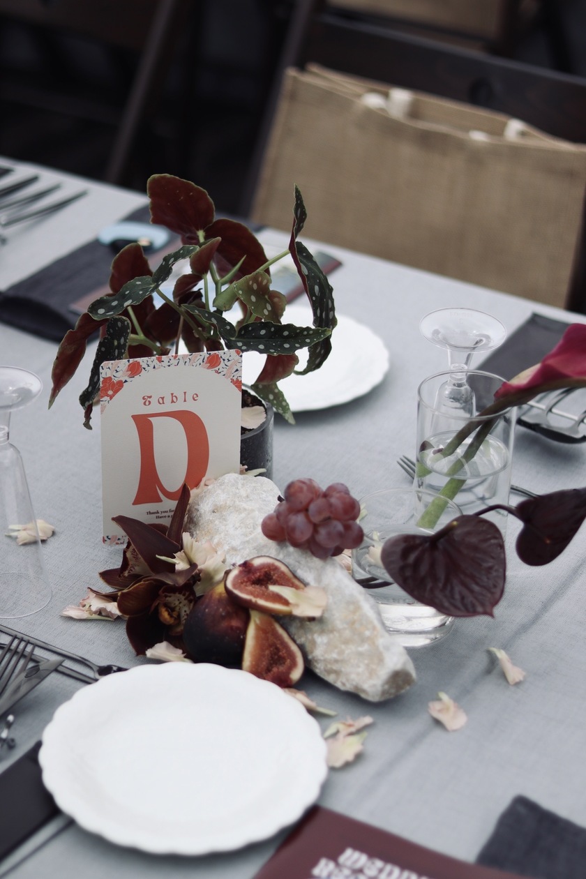 Recent Trends! Learn Table Arrangements Using "Stones and Rocks" from Stylish Florists 🪨🥝🍇🌼にて紹介している画像