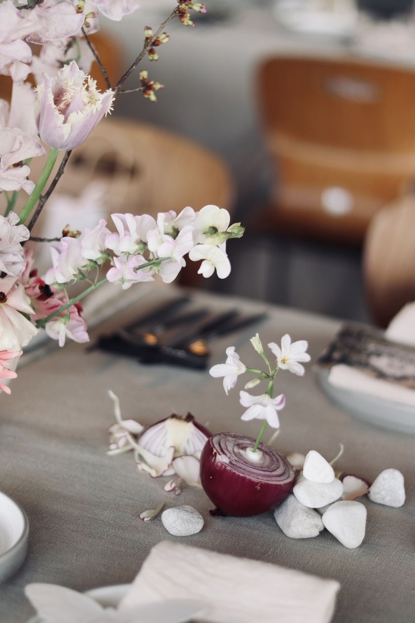 Recent Trends! Learn Table Arrangements Using "Stones and Rocks" from Stylish Florists 🪨🥝🍇🌼にて紹介している画像