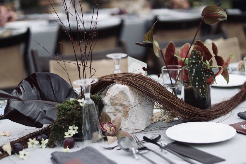Recent Trends! Learn Table Arrangements Using "Stones and Rocks" from Stylish Florists 🪨🥝🍇🌼にて紹介している画像
