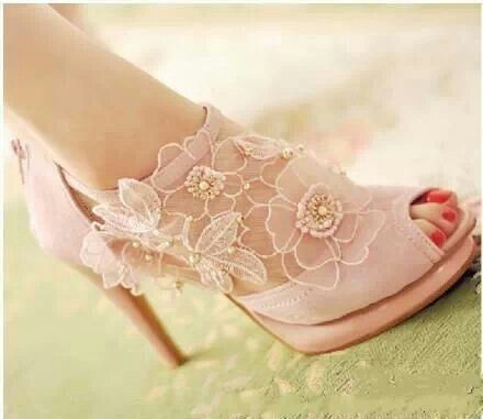 A Collection of Heels with Corsages to Walk Among Flowers♡にて紹介している画像