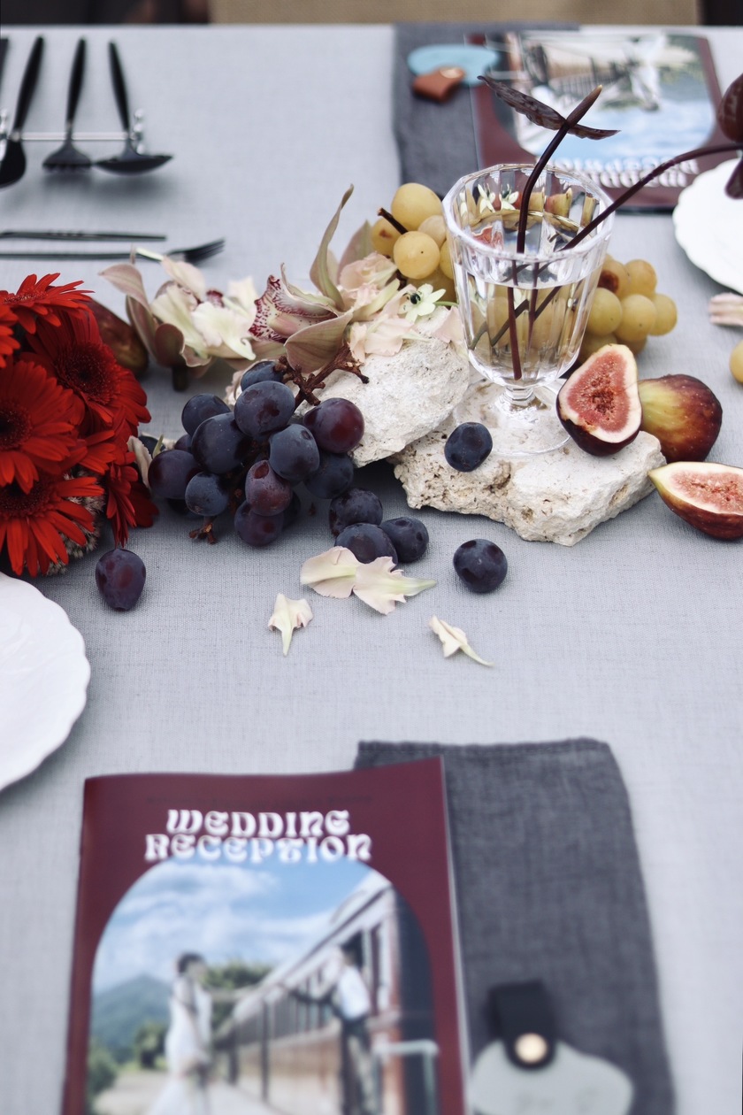 Recent Trends! Learn Table Arrangements Using "Stones and Rocks" from Stylish Florists 🪨🥝🍇🌼にて紹介している画像