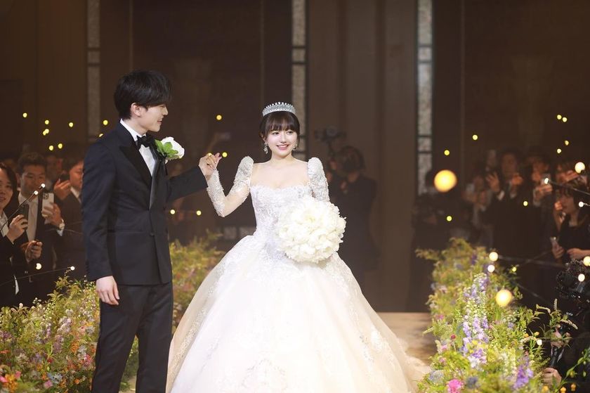 韓国ウェディングで良くみる♡披露宴会場に【ランウェイ設置】した日本の花嫁さんの実例お写真特集にて紹介している画像