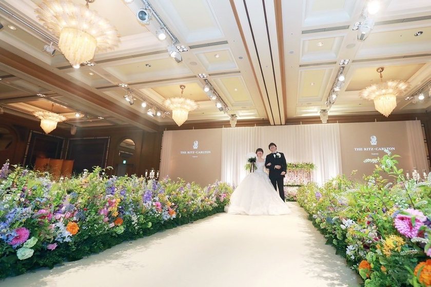 韓国ウェディングで良くみる♡披露宴会場に【ランウェイ設置】した日本の花嫁さんの実例お写真特集にて紹介している画像