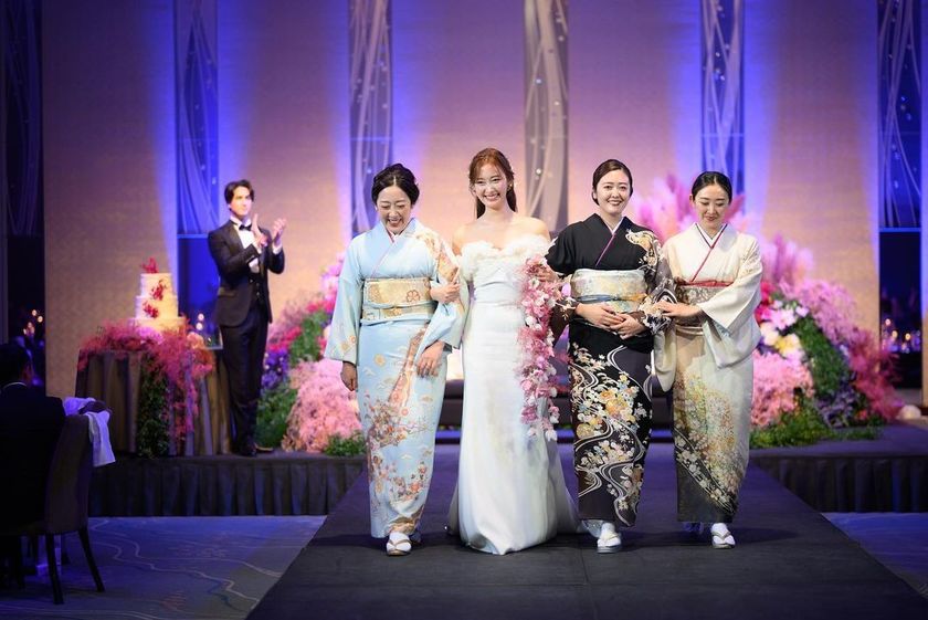 韓国ウェディングで良くみる♡披露宴会場に【ランウェイ設置】した日本の花嫁さんの実例お写真特集にて紹介している画像