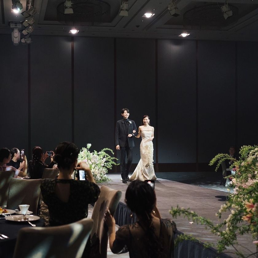 韓国ウェディングで良くみる♡披露宴会場に【ランウェイ設置】した日本の花嫁さんの実例お写真特集にて紹介している画像