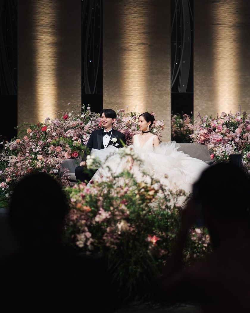 韓国ウェディングで良くみる♡披露宴会場に【ランウェイ設置】した日本の花嫁さんの実例お写真特集にて紹介している画像