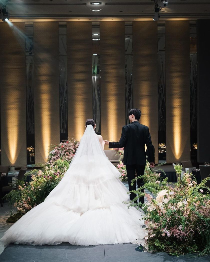 韓国ウェディングで良くみる♡披露宴会場に【ランウェイ設置】した日本の花嫁さんの実例お写真特集にて紹介している画像