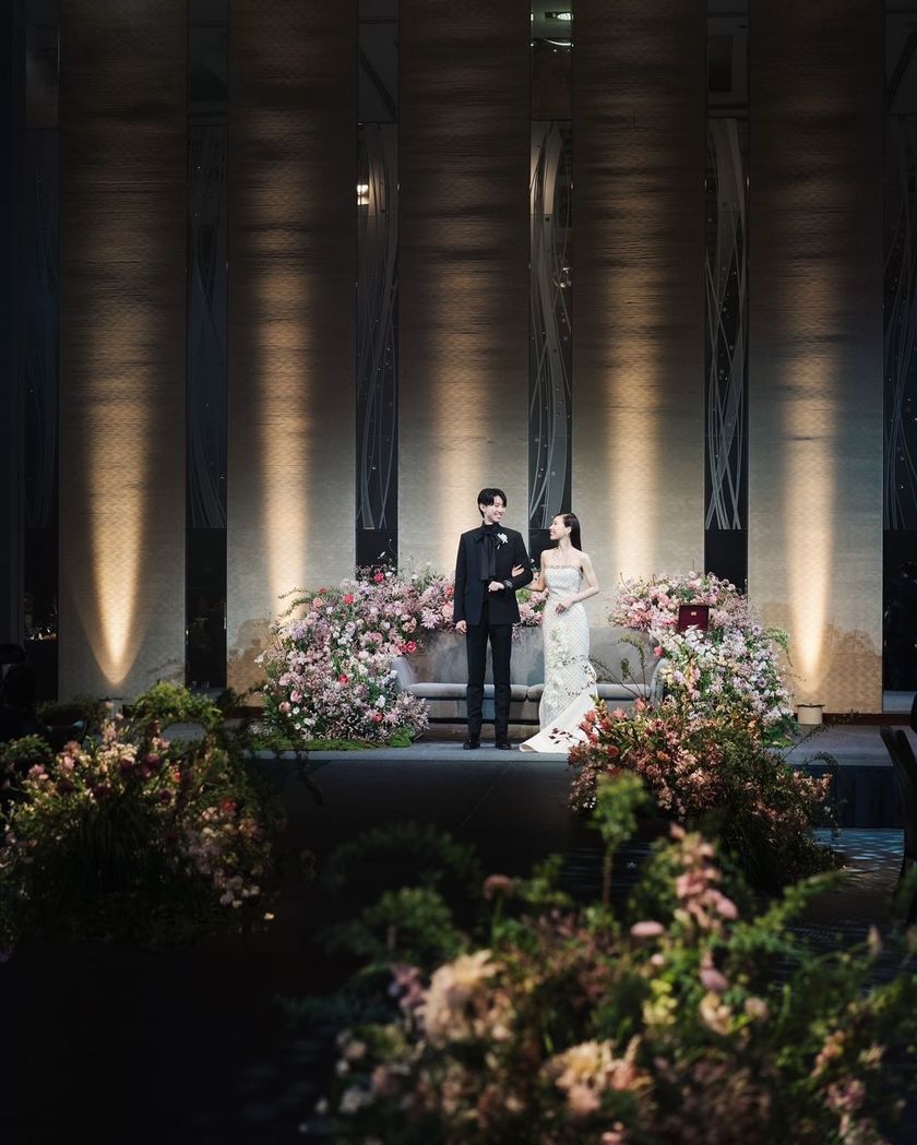 韓国ウェディングで良くみる♡披露宴会場に【ランウェイ設置】した日本の花嫁さんの実例お写真特集にて紹介している画像