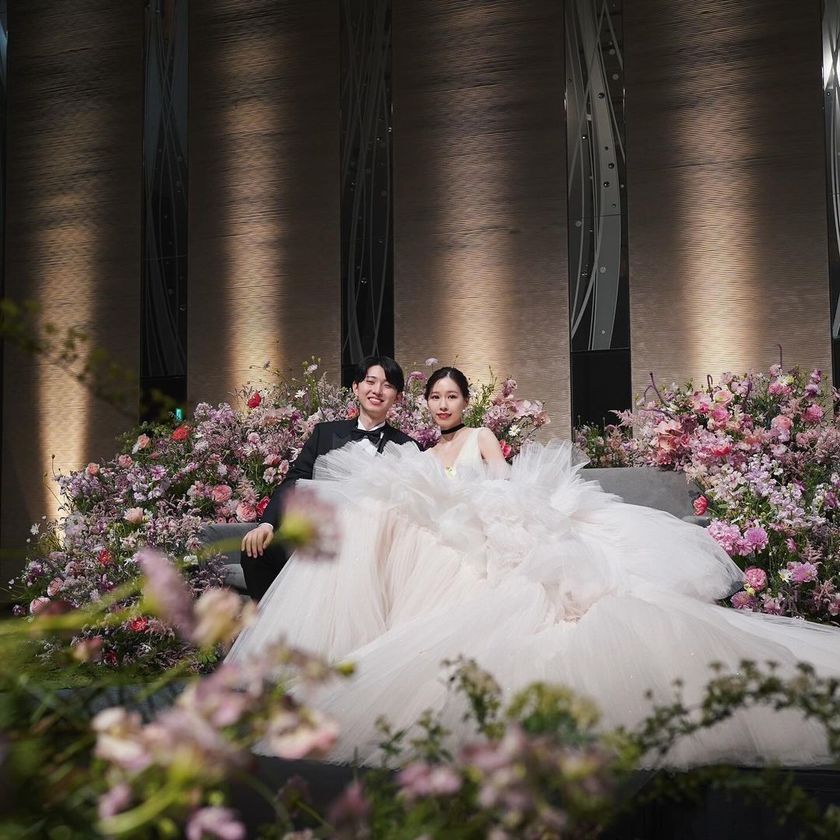 韓国ウェディングで良くみる♡披露宴会場に【ランウェイ設置】した日本の花嫁さんの実例お写真特集にて紹介している画像