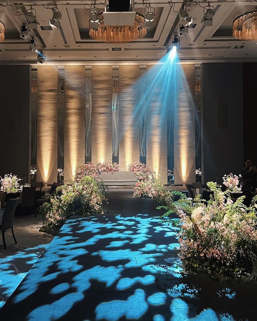 韓国ウェディングで良くみる♡披露宴会場に【ランウェイ設置】した日本の花嫁さんの実例お写真特集にて紹介している画像