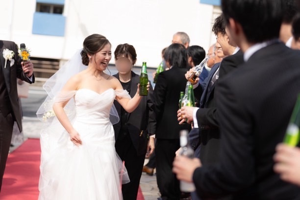 모든 하객과 건배할 수 있다! 결혼식 후 플라워 샤워 대신 건배하며 걷는 연출이 멋져🥂にて紹介している画像