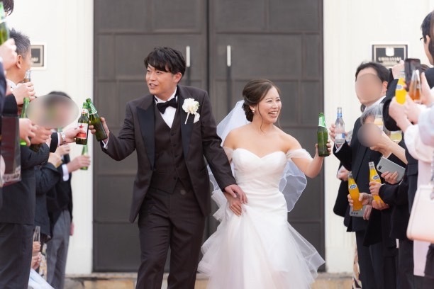 모든 하객과 건배할 수 있다! 결혼식 후 플라워 샤워 대신 건배하며 걷는 연출이 멋져🥂にて紹介している画像