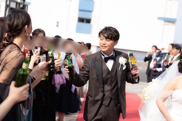 모든 하객과 건배할 수 있다! 결혼식 후 플라워 샤워 대신 건배하며 걷는 연출이 멋져🥂にて紹介している画像