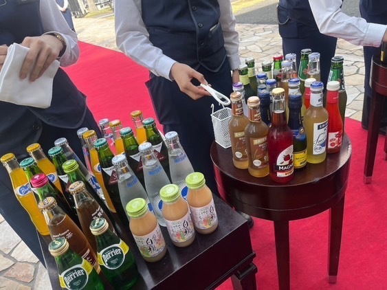 모든 하객과 건배할 수 있다! 결혼식 후 플라워 샤워 대신 건배하며 걷는 연출이 멋져🥂にて紹介している画像