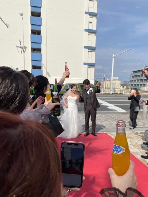 모든 하객과 건배할 수 있다! 결혼식 후 플라워 샤워 대신 건배하며 걷는 연출이 멋져🥂にて紹介している画像