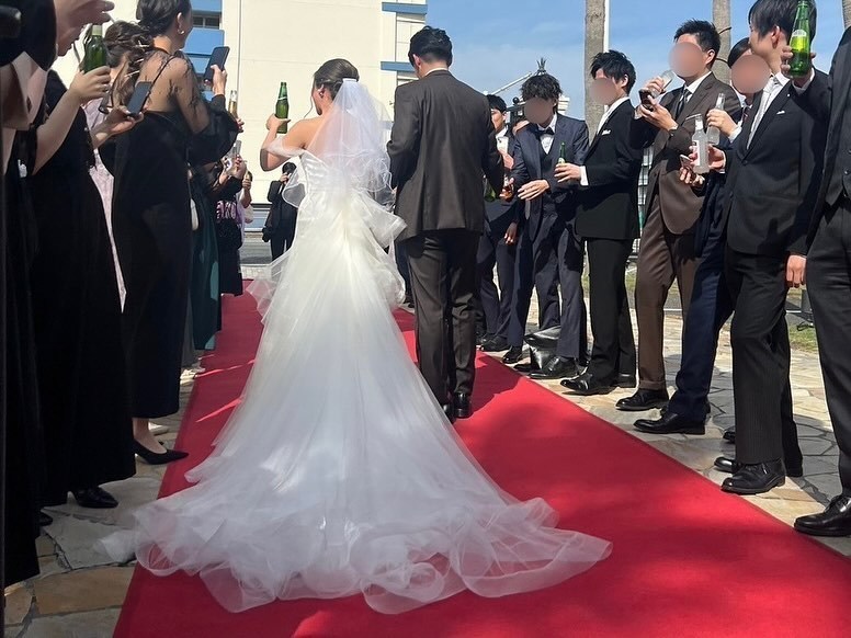 모든 하객과 건배할 수 있다! 결혼식 후 플라워 샤워 대신 건배하며 걷는 연출이 멋져🥂にて紹介している画像