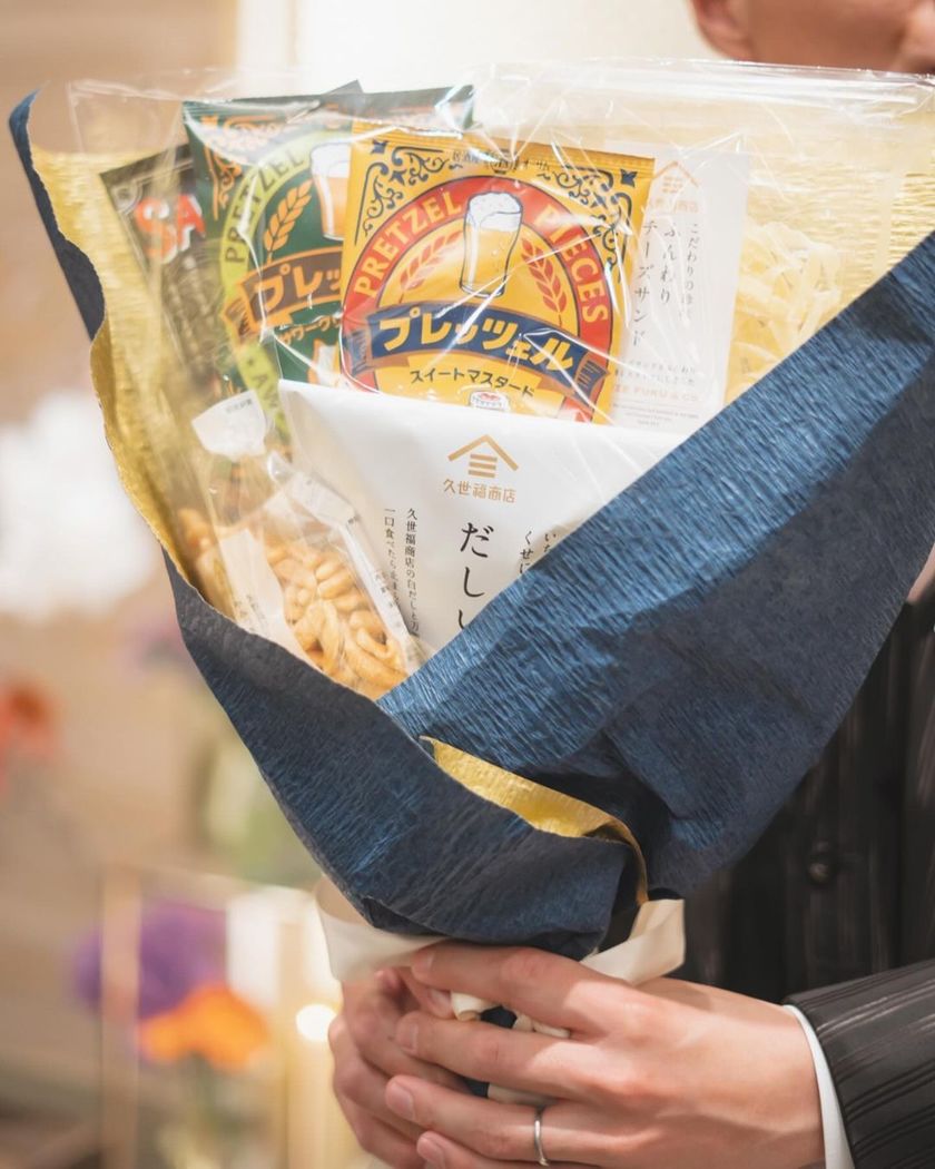 남성용 코스메 부케🤵🏻‍♂️신랑의 토스용 부케에서 인기 있는 안주 부케 만들기와 내용 해설🍺にて紹介している画像