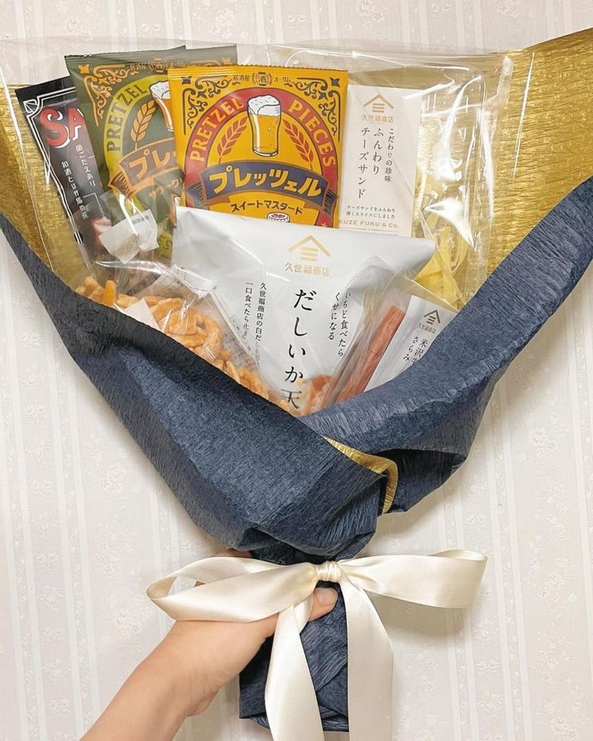 남성용 코스메 부케🤵🏻‍♂️신랑의 토스용 부케에서 인기 있는 안주 부케 만들기와 내용 해설🍺にて紹介している画像