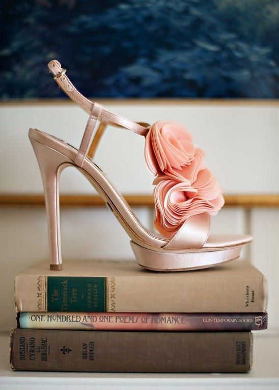 A Collection of Heels with Corsages to Walk Among Flowers♡にて紹介している画像