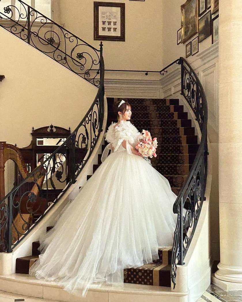 헤어 어레인지? 액세서리? KIYOKO HATA×marry 몽글몽글 드레스를 입은 리얼 신부 코디にて紹介している画像