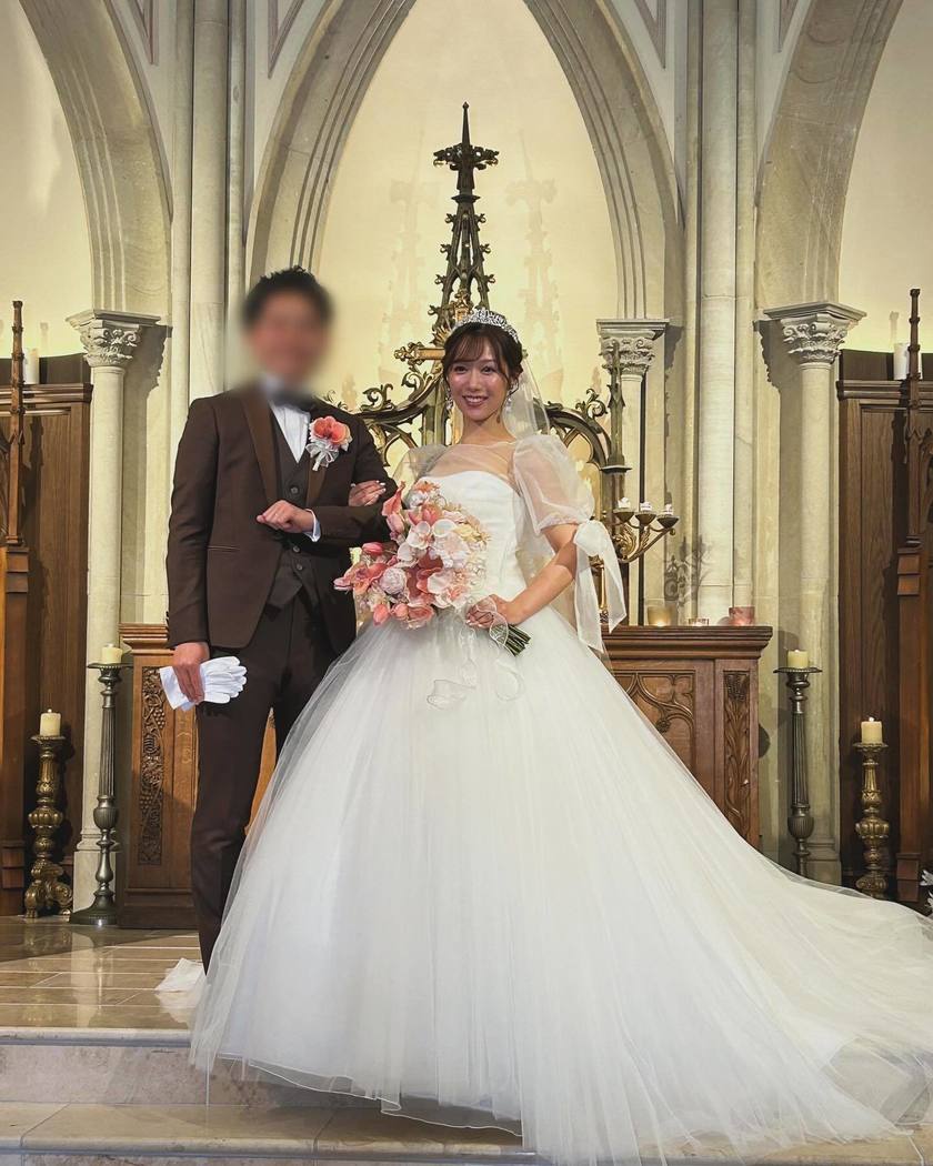 헤어 어레인지? 액세서리? KIYOKO HATA×marry 몽글몽글 드레스를 입은 리얼 신부 코디にて紹介している画像