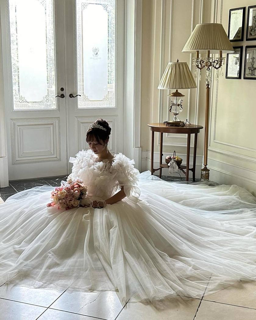 헤어 어레인지? 액세서리? KIYOKO HATA×marry 몽글몽글 드레스를 입은 리얼 신부 코디にて紹介している画像