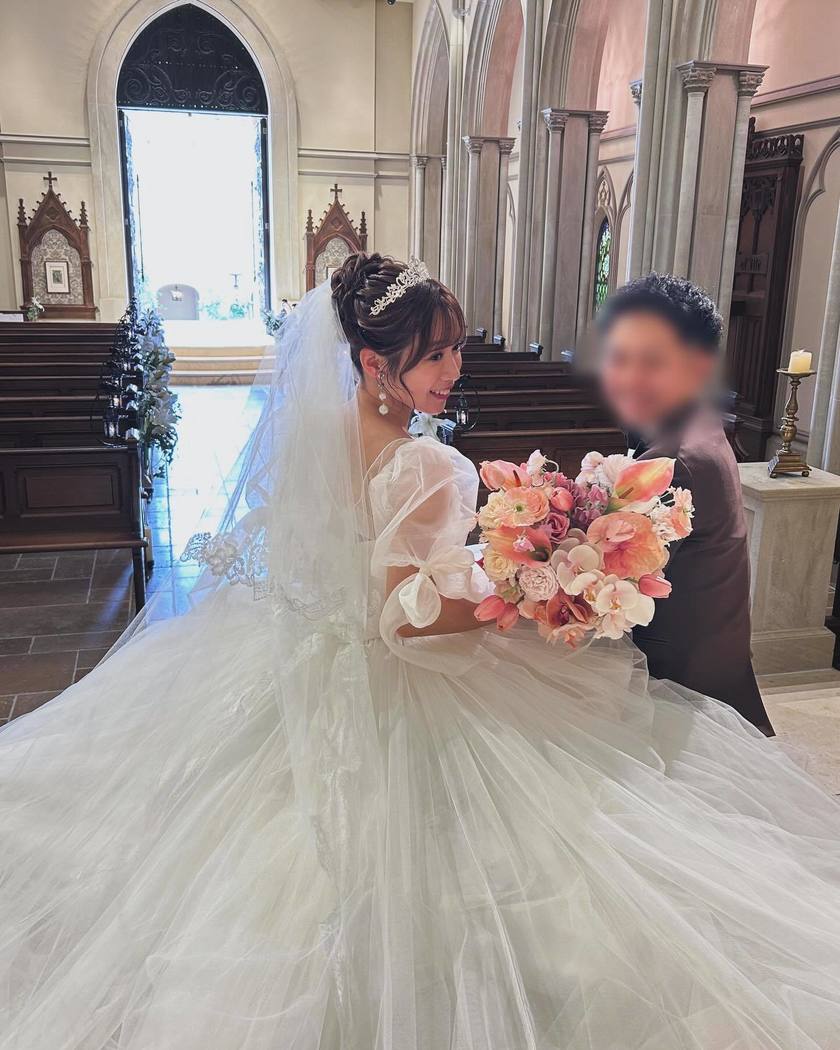 헤어 어레인지? 액세서리? KIYOKO HATA×marry 몽글몽글 드레스를 입은 리얼 신부 코디にて紹介している画像