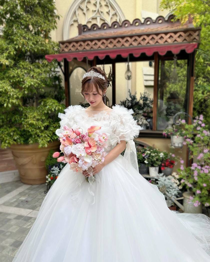 헤어 어레인지? 액세서리? KIYOKO HATA×marry 몽글몽글 드레스를 입은 리얼 신부 코디にて紹介している画像