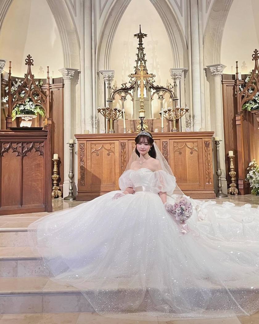 "Real Photos and Coordination Feature of Brides Wearing the Popular 4 Dresses by KIYOKO HATA x marry 🪽"にて紹介している画像