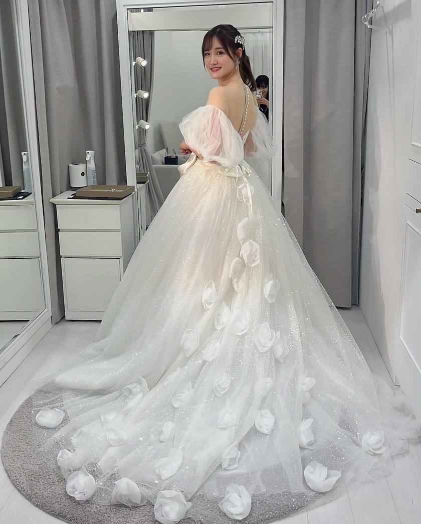 "Real Photos and Coordination Feature of Brides Wearing the Popular 4 Dresses by KIYOKO HATA x marry 🪽"にて紹介している画像