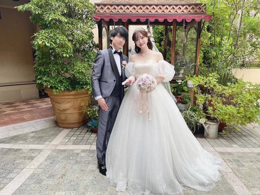 "Real Photos and Coordination Feature of Brides Wearing the Popular 4 Dresses by KIYOKO HATA x marry 🪽"にて紹介している画像