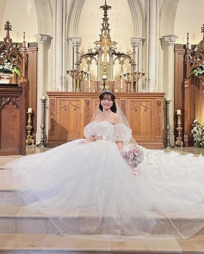 "Real Photos and Coordination Feature of Brides Wearing the Popular 4 Dresses by KIYOKO HATA x marry 🪽"にて紹介している画像
