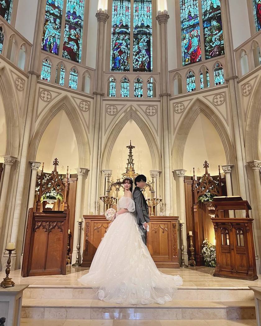 "Real Photos and Coordination Feature of Brides Wearing the Popular 4 Dresses by KIYOKO HATA x marry 🪽"にて紹介している画像