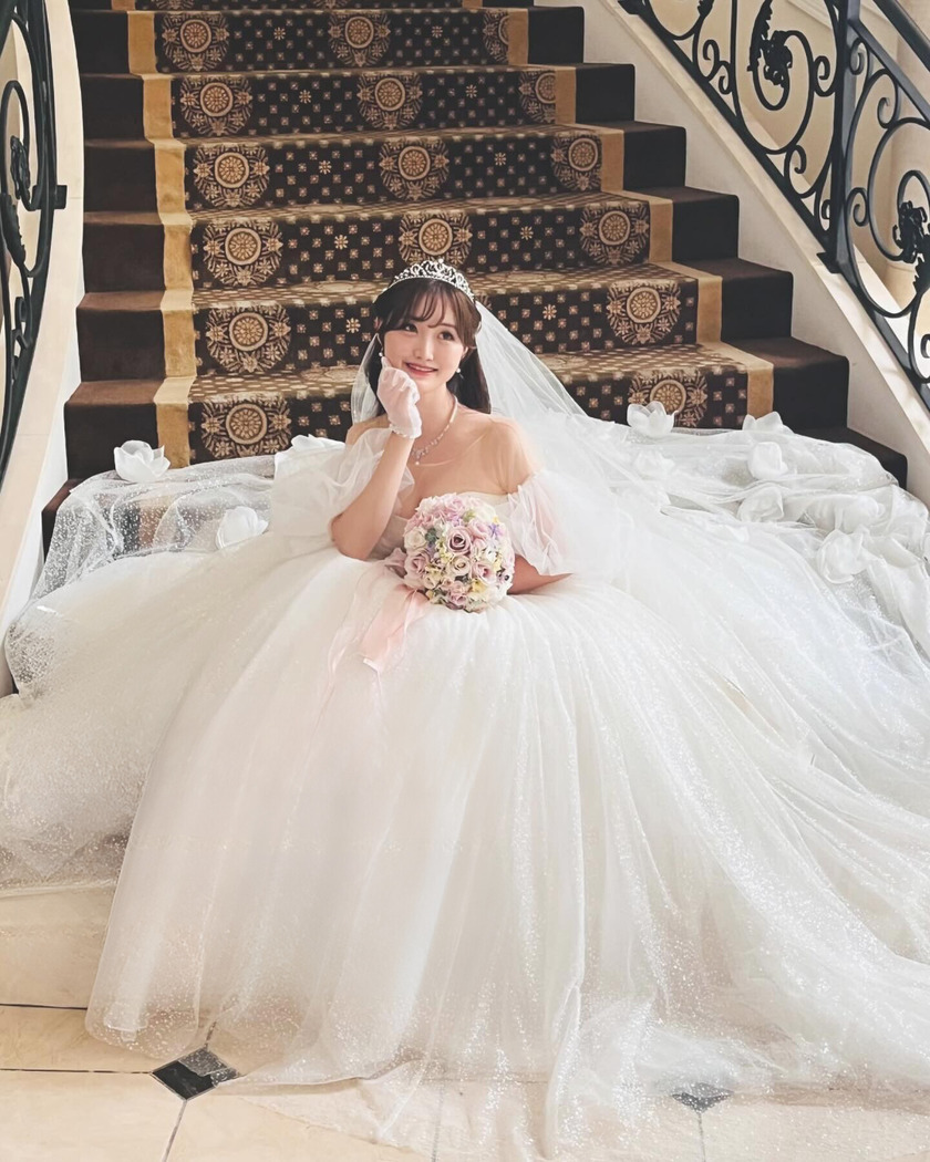 "Real Photos and Coordination Feature of Brides Wearing the Popular 4 Dresses by KIYOKO HATA x marry 🪽"にて紹介している画像